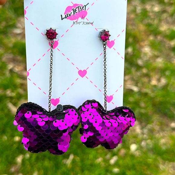 NWT Betsey Johnson Purple Sequin Heart Hematite Linear Drop Earrings - Picture 2 of 4